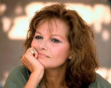 "A Man in Love": Szenenfoto mit Claudia Cardinale als Mutter Julia Steiner; mit freundlicher Genehmigung von Pidax Film, welche das Liebesdramaam 4. Dezember 2025 auf DVD herausbrachte.