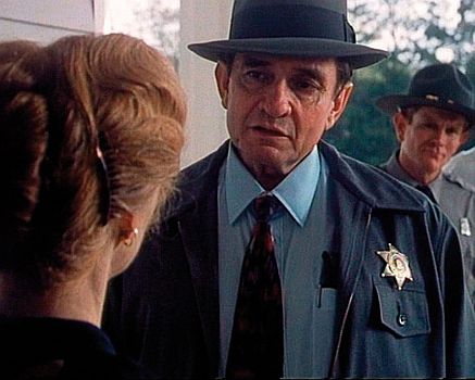 "Mord im falschen Bezirk" (1983, "Murder in Coweta�County"): Szenenfoto mit Johnny Cash als Sheriff Lamar�Potts mit freundlicher Genehmigung von Pidax Film, welche den Krimi am 8. September 2015 auf DVD herausbrachte.