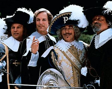 "Die Rckkehr der Musketiere ": Szenenfoto (v.l.n.r.) mit Michael York als D'Artagnan, Richard Chamberlain als Aramis, Frank Finlay als Porthos und Oliver Reed als Athos; mit freundlicher Genehmigung von Pidax-Film, welche die Produktion Ende September 2014 auf DVD herausbrachte