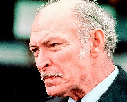 Szenenfoto mit Lee Van Cleef als der erpresserische McNeal, der in dem TV-Thriller "Der Profi-Killer" (1980, "The Hard Way") den sich im Ruhestand befindlichen Profi-Killer John Connor (Patrick McGoohan) zwingt, eine Job zu übernehmen; mit freundlicher Genehmigung von Pidax Film, welche den Thriller am 25. November 2022 auf DVD herausbrachte.