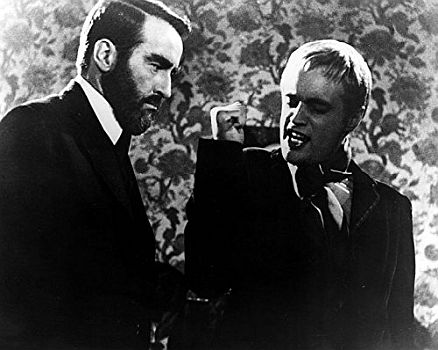 "Freud": Szenenfoto mit Montgomery Clift als Siegmund Freud und David McCallum als Patient Carl von Schlosser; mit freundlicher Genehmigung von Pidax Film, welche die Film-Biografie in ungekürzter Langfassung am 15. Juli 2016 auf DVD herausbrachte.