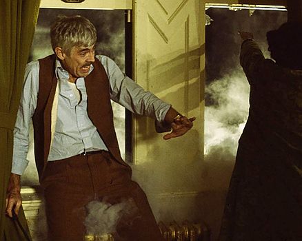"Der Fluch des Hauses Dain" (1978, "The Dain Curse"): Szenenfoto mit James Coburn als Priatdetektiv Hamilton Nash; mit freundlicher Genehmigung von "Pidax Film", welche den dreiteiligen Krimi Mitte Februar 2021 auf DVD herausbrachte.