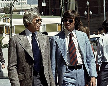 "Harry mit den langen Fingern" (1973, "Harry in Your Pocket): Szenenfoto mit James Coburn (l.) als "Gemtleman"-Taschendieb Harry und Michael Sarrazin als dessen "Lehrling" Ray Haulihan; mit freundlicher Genehmigung von "Pidax Film", welche den Film Mitte Juli 2016 auf DVD herausbrachte.