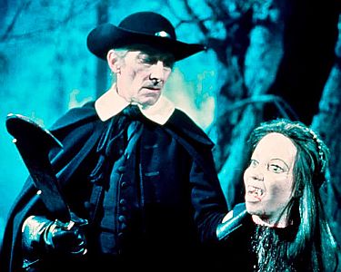 "Draculas Hexenjagd ": Szenenfoto mit Peter Cushing als der religise Fanatiker Gustav Weil; mit freundlicher Genehmigung von Pidax-Film, welche den Horrorfilm am 18. November 2022 auf DVD herausbrachte.