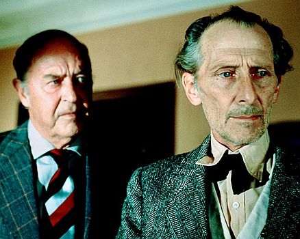 "Das Unheimliche" (1977, The Uncanny): Szenenfoto mit Peter Cushing (r.) als Schriftsteller Wilbur Gray und Ray Milland als dessen Verleger Frank Richards; mit freundlicher Genehmigung von Pidax-Film, welche den Horrorfilm Ende Mai 2023 auf DVD herausbrachte.  
