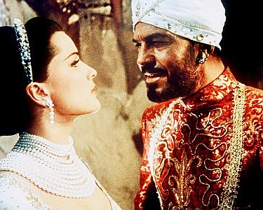 "Der Tiger von Eschnapur" / "Das indische Grabmal": Szenenfoto mit Ren Deltgen als Frst Ramigani und Debra Paget als Tempeltnzerin Seetha (in "Das indische Grabmal"); mit freundlicher Genehmigung von Pidax-Film, welche das 2-teilige Abenteuer Anfang September 2020 auf DVD herausbrachte.