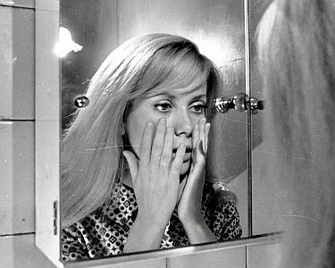 "Ekel" ("Repulsion"): Szenenfoto mit Catherine Deneuve; mit freundlicher Genehmigung von Pidax Film, elche den preisgekrnten Kultthriller von Roman Pola?ski (Regie) am 9. Oktober 2025 auf DVD herausbrachte.