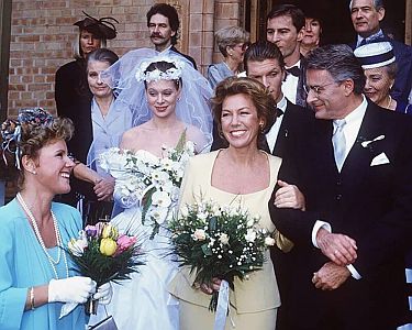 "Ihre Exzellenz, die Botschafterin": In der letzten Folg (13) heiratet Cornelia Sommer ihren Kollegen Clemens Langhoff (Klaus Wildbolz); Szenenfoto mit freundlicher Genehmigung von Pidax-Film, welche die Serie am  22.04.2022 auf DVD herausbrachte.