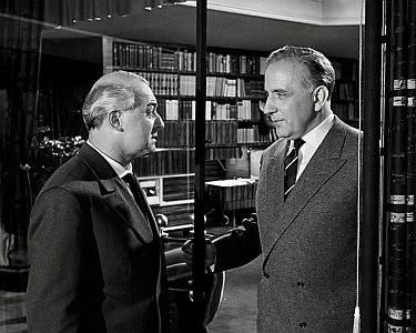 "Der gläserne Turm": Szenenfoto mit O. E. Hasse als Industriekapitän Robert Fleming,im Gespräch mit seinem Diener Karl Blume (Ludwig Linkmann); mit freundlicher Genehmigung von Pidax-Film, welche die Produktion Mitte Juni 2021 auf DVD herausbrachte.