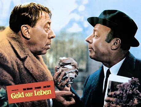 Fernandel (Hauptkassierer Migue) und Heinz Rhmann (Oberbuchhalter Schmidt) in der Krimikomdie "Geld oder Leben" (1966); Foto freundlicherweise zur Verfgung gestellt von "Pidax Film"