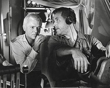 "Abschied von den Wolken": Szenenfoto mit O. W. Fischer (r.) als Peter van Houten und Peter van Eyck als Flugkapitän Pink Roberti; mit freundlicher Genehmigung von Pidax-Film, welche das Abenteuer Mitte August 2020 auf DVD herausbrachte.