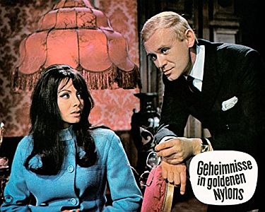 "Geheimnisse in goldenen Nylons": Szenenfoto mit Horst Frank als Killer Manganne und Maria Grazia Buccella als Gaunerin Anna; mit freundlicher Genehmigung von Pidax-Film, welche den Krimi Anfang September 2016 auf DVD herausbrachte.