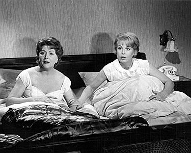 "Als geheilt entlassen" (1960): Szenenfoto mit Wera Frydtberg (r.) als Helga Martens und Loni Heuser als Mutter Holubek; mit freundlicher Genehmigung von Pidax-Film, welche die Produktion im Februar 2017 auf DVD herausbrachte.