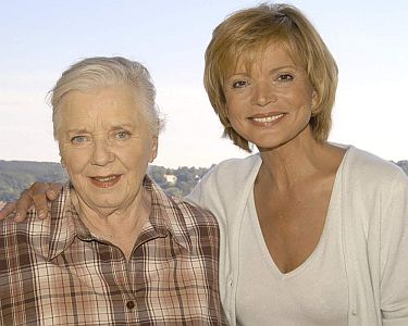 "Zwei am groen See": Szenenfoto mit Uschi Glas und Ruth Drexel; mit freundlicher Genehmigung von Pidax-Film, welche die Produktion Ende September 2020 auf DVD herausbrachte.