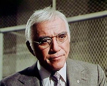 "Wer erschoss John F. Kennedy?": Szenenfoto mit Lorne Greene &nbsp;als Verteidiger Matthew Arnold Weldon; mit freundlicher Genehmigung von Pidax Film, welche den Zweiteiler am 18.06.2026 auf DVD herausbrachte.