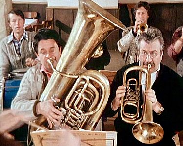 "… und die Tuba bläst der Huber" (Staffel 2): Szenenfoto mit Max Grießer (l.) und Willy Harlander als Ammerer, bester Freund von Huber und Mitglied der Dorfkapelle; mit freundlicher Genehmigung von Pidax Film, welche die 2. Staffel der Serie am 4. Juni 2026 auf DVD herausbrachte.