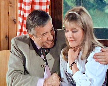 "… und die Tuba bläst der Huber" (Staffel 2): Szenenfoto mit Franz Muxeneder als Otto und ?; mit freundlicher Genehmigung von Pidax Film, welche die 2. Staffel der Serie am 4. Juni 2026 auf DVD herausbrachte.