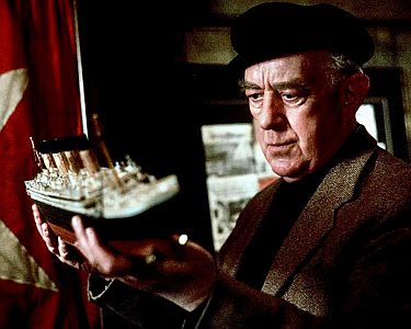 "Hebt die Titanic": Szenenfoto mit Alec Guinnes als Besatzungsmitglied John Bigalow; mit freundlicher Genehmigung von Pidax Film, welche das Abenteuer Mitte August 2025 auf DVD herausbrachte.