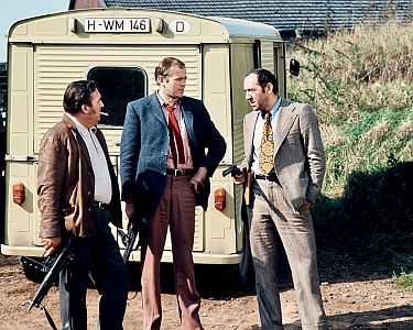 "Das Millionenspiel": Szenenfoto mit Dieter Hallervorden (r.) als Bandenchef K�hler mit seinen Kumpanen Hensel (Theo Fink; l.) und Witte (Josef Fr�hlich); mit freundlicher Genehmigung von Pidax Film, welche den Kultfilm am Mitte Juli 2026 auf DVD herausbrachte.