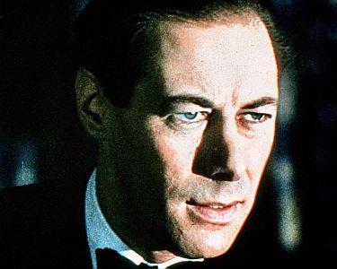 "Geisterkomdie: Szenenfoto mit Rex Harrison als Charles Condomine; mit freundlicher Genehmigung von Pidax-Film, welche die Produktion am 03.12.2021 auf DVD herausbrachte.