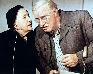 "Die Herren mit der weißen Weste": Szenenfoto mit Martin Held als Oberlandesgerichtsrat Herbert Zänker und Agnes Windeck als dessen Schwester Elisabeth Zänker; mit freundlicher Genehmigung von Pidax Film, welche die Krimikomödie am 11. November 2024 als Remastered Edition auf DVD herausbrachte.