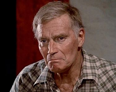 "Ein Mann aus Stahl": Szenenfoto mit Charlton Heston als der alte Rancher Charlie McLeod; mit freundlicher Genehmigung von Pidax Film, welche  den Neo-Western am 18.06.2026 auf DVD herausbrachte.
