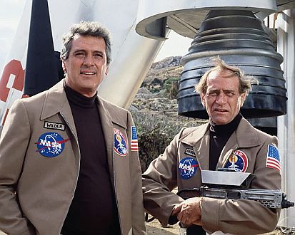 "Die Mars-Chroniken": Szenenfoto mit Rock Hudson als Colonel John Wilder und Darren McGavin1) als Sam Parkhill von der Mannschaft der 4.Marsmission; mit freundlicher Genehmigung von Pidax Film, welche den Dreiteiler Mitte November 2021 auf DVD herausbrachte.