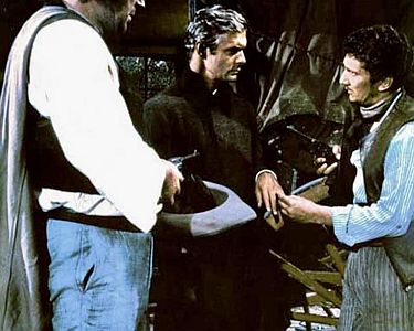 "Die Zitadelle von San Marco": Szenenfoto mit Louis Jourdan (Mitte) als Mathias Sandorf; mit freundlicher Genehmigung von "Pidax Film", welche das Abenteuer am 11. Januar 2024 auf DVD herausbrachte.