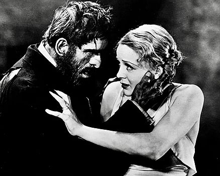 "Das Haus des Grauens" (1932, "The Old Dark House"), gedreht von James Whale nach dem Roman "Von der Nacht berrascht" ("Benighted") von John Boynton Priestley; Szenenfoto mit Boris Karloff als der stumme und monstrse Butler Morgan und Gloria Stuart als Margaret, Ehefrau von Philip Waverton (Raymond Massey); Szenenfoto mit freundlicher Genehmigung von "Pidax Film", welche den Horror-Streifen am 23. September 2022 auf DVD herausbrachte.