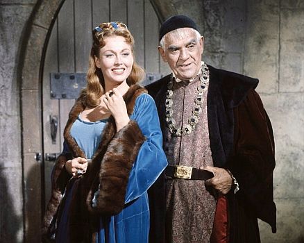 "Der Rabe  Duell der Zauberer" ("The Raven"): Szenenfoto mit Boris Karloff als Dr. Scarabus und Hazel Court als die von Zauberer Dr. Erasmus Craven lange verstorben geglaubte Lenore Craven, die jedoch von Scarabus gefangen gehalten wird; mit freundlicher Genehmigung von Pidax-Film, welche die Horror-Komdie im Februar 2022 auf DVD herausbrachte.