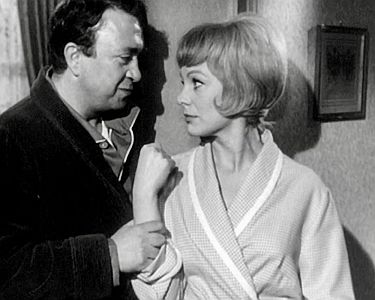 "Ein Toter braucht kein Alibi": Szenenfoto mit Wolfgang Kieling als Mark Renfrew und Eva Pflug als dessen Ehefrau Liz; mit freundlicher Genehmigung von Pidax-Film, welche den Krimi am 13. November 2025 auf DVD herausbrachte.