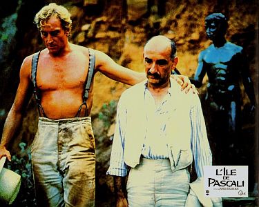 "Die vergessene Insel ": Szenenfoto mit Charles Dance als Anthony Bowles und Ben Kingsley als Basil Pascali; mit freundlicher Genehmigung von Pidax-Film, welche die Produktion Mitte Februar 2016 auf DVD herausbrachte