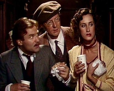 "Drei gegen Hollywood": Szenenfoto (v.l.n.r.) mit Ulrich Faulhaber (Jerry Hyland), Hans Peter Korff (Dr. George Lewis) und Beatrice Richter (May Daniels); mit freundlicher Genehmigung von Pidax Film, welche die Produktion am 11. Dezember2025 auf DVD herausbrachte.