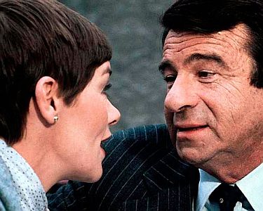 "Agentenpoker": Szenenfoto mit WalterMatthau als CIA-Agent Miles Kendig und Glenda Jackson als dessen Geliebte bzw. die ehemalige Geheimdienst-Mitarbeiterin IIsobel von Schnenburg; mit freundlicher Genehmigung von Pidax-Film, welche die Produktion Anfang November 2013 auf DVD herausbrachte.