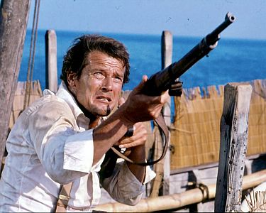 "Brüll den Teufel an" (auch: "Zwei wie Hund und Katz"): Szenenfoto mit Roger Moore als Sebastian Oldsmith; mit freundlicher Genehmigung von "Pidax Film", welche das Abenteuer am 9. Oktober 2025 auf DVD herausbrachte.