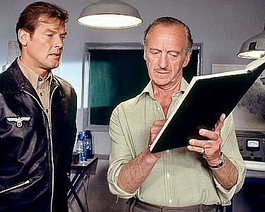 "Die Seewölfe kommen": Szenenfoto mit Roger Moore als Captain Gavin Stewart und Davis Niven als Colonel W.H. Grice; mit freundlicher Genehmigung von "Pidax Film", welche den Abenteuerfilm Anfang September 2022 auf DVD herausbrachte.