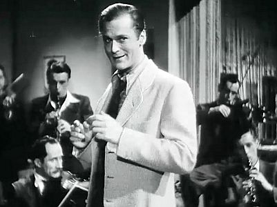 "Das singende Haus": Szenenfoto mit Curd Jürgens als Bandleader Hans Storch; mit freundlicher Genehmigung von Pidax Film, welche die Komödie am 10. Juli 2025 auf DVD herausbrachte.