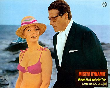 "Mister Dynamit–Morgen küßt Euch der Tod": Szenenfoto mit Maria Perschy als Lu Forrester und Amedeo Nazzari als Millionär und krimineller "Mastermind" Bardo Baretti mit freundlicher Genehmigung von Pidax-Film, welche den Thriller Mitte Dezember 2014 auf DVD herausbrachte.