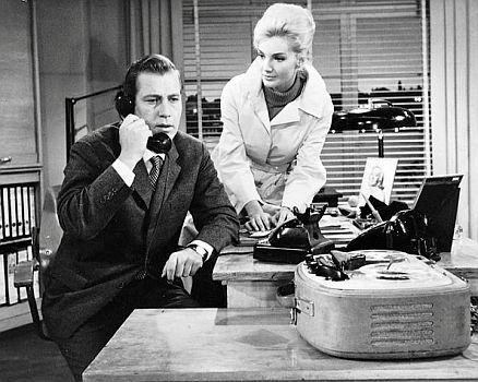 "Der Henker von London": Szenenfoto mit Hansjörg Felmy als Inspektor John Hillier und Maria Perschy als Ann Barry; mit freundlicher Genehmigung von Pidax-Film, welche den Krimi am 09.10.2020 auf DVD herausbrachte.