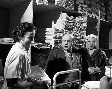 "Besuch aus der Zone": Szenenfoto mit Werner Peters als Kleinschmidt und rechts Paula Denk als Margot Reichert, Gattin des ostdeutschen Betriebsleiters Reichert (Siegfried Lowitz); mit freundlicher Genehmigung von Pidax-Film, welche die SWR-Produktion Anfang Juni 2012 auf DVD herausbrachte.