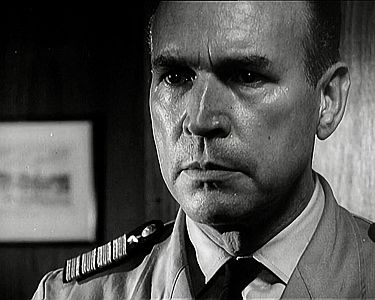 "Der Fall Kapit�n Behrens": Szenenfoto mit Wolfgang Preiss als Kapit�n Behrens; mit reundlicher Genehmigung von Pidax Film, welche den Historienkrimi am 22. Mai 2025 auf DVD herausbrachte.