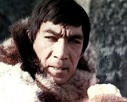 "Im Land der langen Schatten" (1960, "The Savage Innocents"): Szenenfoto mit Anthony Quinn als Eskimo Inuk; mit freundlicher Genehmigung von Pidax-Film, welche das Abenteuer Mitte April 2015 auf DVD herausbrachte.