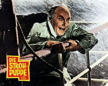 Die Strohpuppe: Szenenfoto mit Ralph Richardson als CharlesRichmond; mit freundlicher Genehmigung von Pidax-Film, welche den Krimi Anfang Dezember 2015 auf DVD herausbrachte.