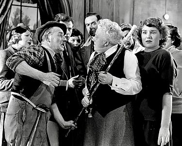 "Die Premiere findet doch statt": Szenenfoto mit Margaret Rutherford (Mitte) als Catherine; mit freundlicher Genehmigung von Pidax-Film, welche die Komödie Ende November 2022 auf DVD herausbrachte.