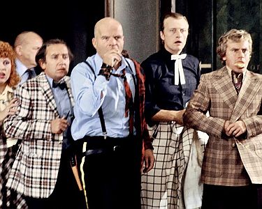 "Es begann bei Tiffany": Szenenfoto (v.l.n.r.) mit Hans Clarin (Waldo Meyer), Peter Kuiper (Udo Kolonko), Wolfgang Gasser (?, Brenner) und Ulli Kinalzik (Harry Moor); mit freundlicher Genehmigung von Pidax-Film, welche die Krimikomödie auf DVD herausbrachte Veröffentlichung: 17.09.2021).