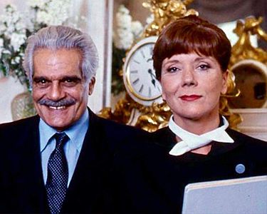 "Das schnste Kleid der Welt": Szenenfoto mit Omar Sharif als Marquis Hippolite und Diana Rigg als Madame Colbert; mit freundlicher Genehmigung von Pidax-Film, welche die Produktion Mitte Juni 2020 auf DVD herausbrachte.