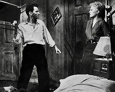 "Der Mann mit dem goldenen Arm": Szenenfoto mit Farnk Sinatra als Frankie "Machine" und Kim Novak als Animierdame Molly; mit freundlicher Genehmigung von Pidax-Film, welche den Film-Noir auf DVD herausbrachte (Veröffentlichung: 02.04.2021)