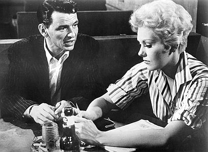 "Der Mann mit dem goldenen Arm": Szenenfoto mit Farnk Sinatra als Frankie "Machine" und Kim Novak als Animierdame Molly; mit freundlicher Genehmigung von Pidax-Film, welche den Film-Noir auf DVD herausbrachte (Verffentlichung: 02.04.2021)