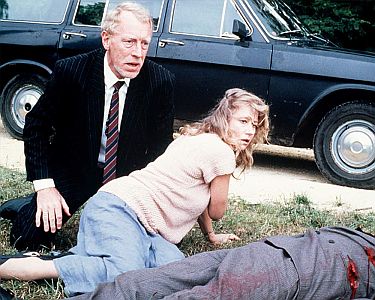 "Die Mörder warten schon": Szenenfoto mit Max von Sydow als Agent Szazin und Helen Mirren als Anna mit freundlicher Genehmigung von Pidax-Film, welche die Produktion am 02.04.2021 auf DVD herausbrachte.
