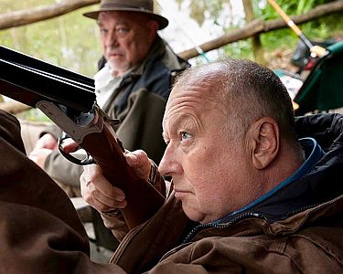 "Besondere Schwere der Schuld": Szenenfoto mit Thomas Thieme als pensionierter Polizist HeinzBraun (im Hintergrund Hans-MartinStier); mit freundlicher Genehmigung von Pidax-Film, welche die ARD-Produktion am 31. Juli 2021 auf DVD herausbringt. 